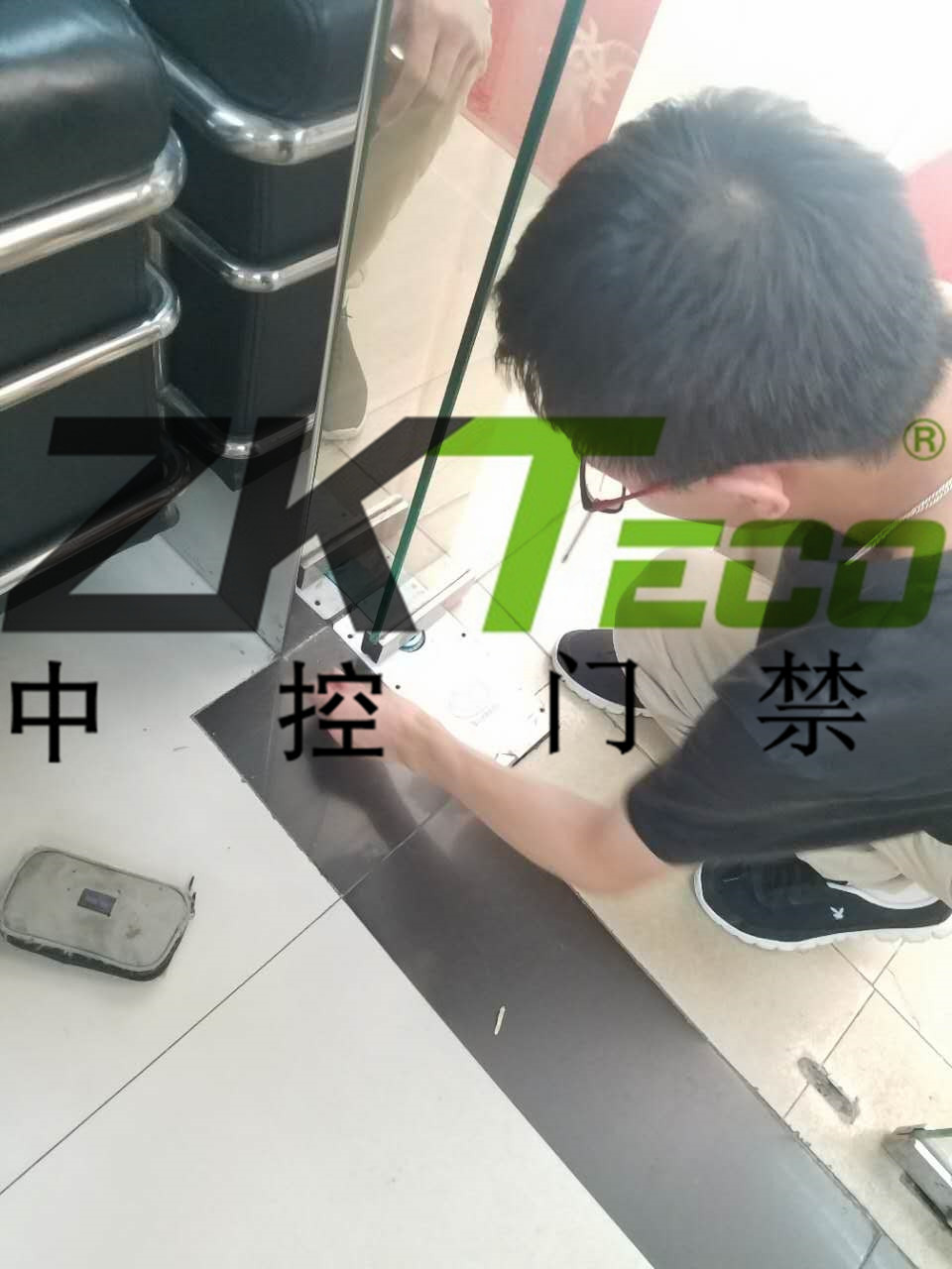 中控門禁公司在越秀區(qū)更換玻璃門彈簧，調維修玻璃門